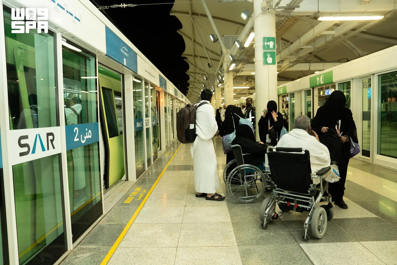 توافد ضيوف الرحمن إلى صعيد عرفات لأداء ركن الحج الأعظم