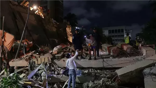 مبنى من 16 طابقا سوي بالأرض، مشاهد صادمة من زلزال فنزويلا ورئيسة البلاد تعلن حالة الطوارئ (فيديو)