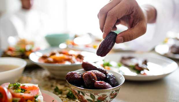 6 عادات تحميك من الحموضة وعسر الهضم في رمضان