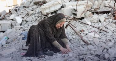 أم تبحث عن أبنائها في قلب الخراب.. رحلة موجعة لسيدة فلسطينية في غزة تنقب تحت الركام عن رفات فلذات كبدها الأربعة غيبتهم الحرب بعد تدمير منزل الأسرة.. أم عطا تنادي أولادها بأسمائهم كأنهم ما زالوا قريبين