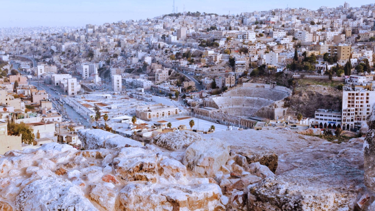أجواء معتدلة فوق المرتفعات والسهول وحارة في البادية والأغوار والعقبة