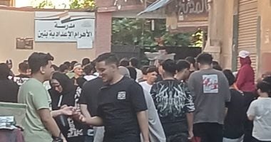 أولياء أمور طلاب الثانوية يساندون أبناءهم بالدعوات والتشجيع قبل امتحان العربى