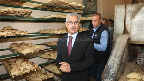 محافظ بني سويف يغير خط سيره لتفقد المخابز، ويؤكد