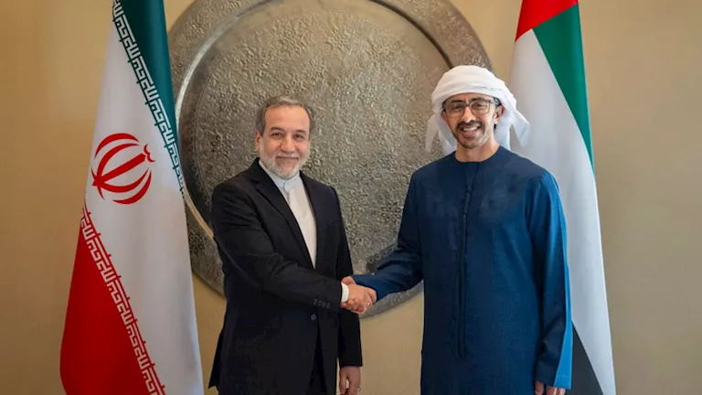 الإمارات تطالب طهران بالالتزام وحماية الملاحة في هرمز