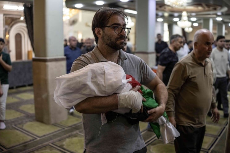 والد الرضيع الفلسطيني الذي قتله جنود الاحتلال في الضفة يرفض اعتبار ما جرى مجرد “خطأ”- (فيديو)