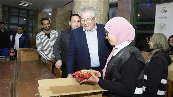 طلاب من أجل مصر بجامعة عين شمس تُجهز وتوزع “كرتونة الخير”