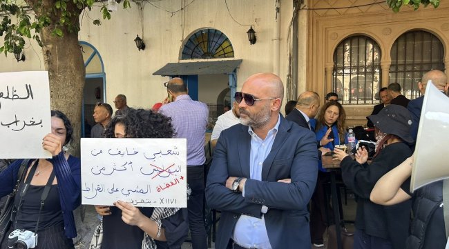 بالصور : وقفة تضامنية مع زياد الهاني أمام المحكمة