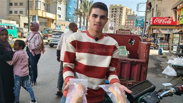 بالطو أبيض صباحا وصندوق سندوتشات مساءً، حكاية طالب طب اختار أن يصنع طريقه بنفسه بالمنوفية (فيديو)