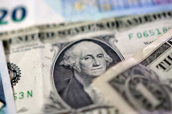 الدولار يتجه لتحقيق مكاسب أسبوعية والين يواصل التراجع