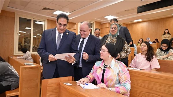 رئيس جامعة القاهرة يتابع امتحانات نهاية الفصل الدراسي الثاني بالفرع الدولي والأهلية