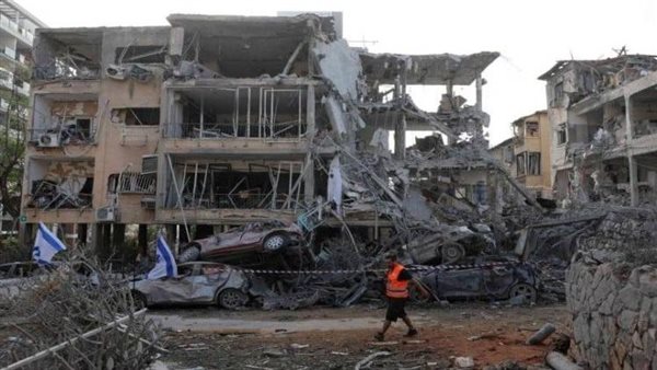 مصادر إسرائيلية: سقوط صاروخ بشكل مباشر على مبنى في تل أبيب ودمار هائل في مدينة حولون