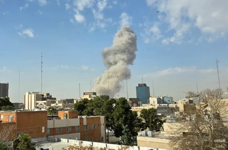 في أول أيام الحرب.. سقوط قيادات إيرانية ومقر خامنئي في عين العاصفة