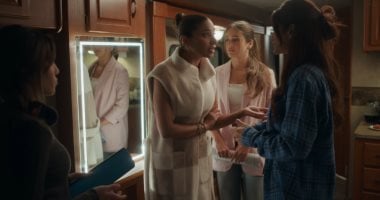 مسلسل اتنين غيرنا الحلقة 7 .. نور تعنف مساعدتها لتأخيرها فى التصوير