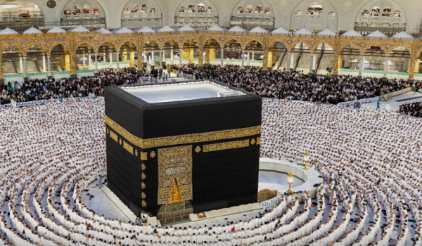 كرسي كهربائي بالحرم.. وحدة إسعافية تخترق الحشود لإنقاذ المصابين