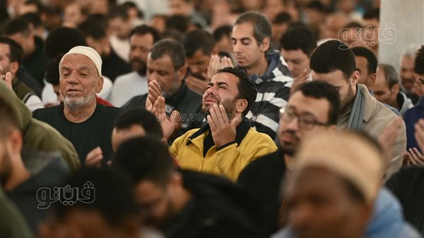 "اللهم احفظ مصر وأهلها"، دعاء مؤثر يهز أروقة مسجد عمرو بن العاص ليلة 27 رمضان (فيديو وصور)
