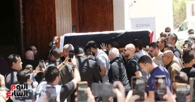 انهيار زوجة الراحل هانى شاكر أثناء توديع جثمانه إلى مثواه الأخير