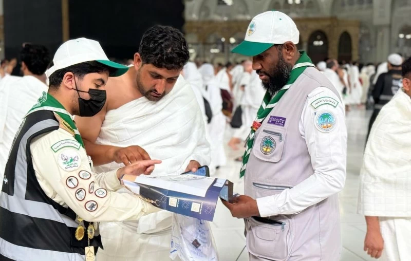 الكشافة يرشدون المعتمرين داخل الحرم باستخدام الخرائط الإرشادية