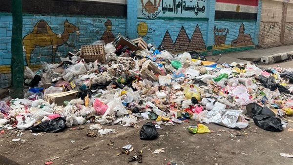 تلال القمامة تحاصر كلية التجارة بطنطا، شكاوى متكررة من الطلاب والأهالي دون استجابة