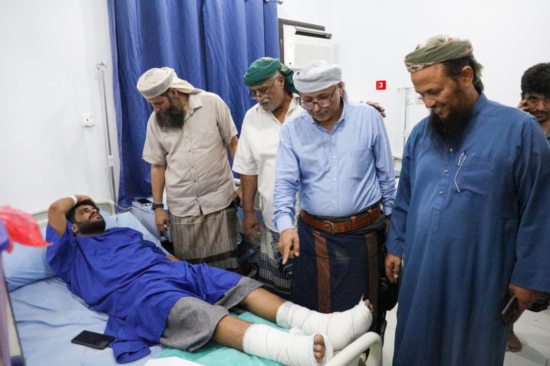 بتوجيهات المحرمي.. لجنة تتفقُّد جرحى انفجار الممدارة وتشكيل فريق طبي لنقل من يستدعي علاجهم في الخارج