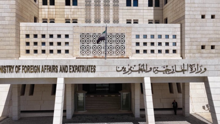 وفد من الخارجية السورية يتفقد السفارة في طرابلس الليبية تمهيداً لإعادة افتتاحها