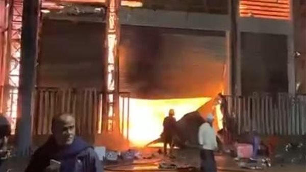 محافظ الغربية ومدير الأمن يتابعان جهود السيطرة على حريق معرض مفروشات بالمحلة