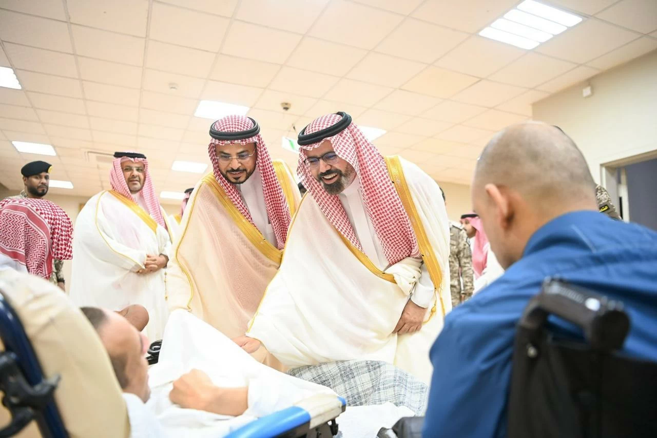 نائب أمير جازان يعايد منسوبي ونزلاء مركز التأهيل الشامل