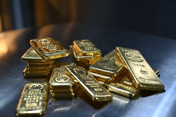 تراجع أسعار الذهب بأكثر من 3 بالمائة