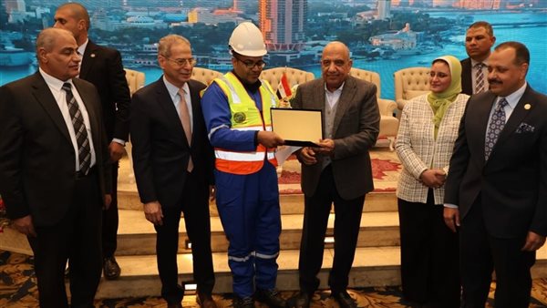 وزير الكهرباء يكرم العاملين بالشركات وفرق رفع الأثقال ويفتتح الدورة الرمضانية لكرة القدم