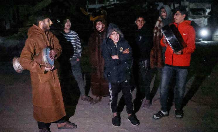 في غزة المدمرة.. طبول السحور تعزف بهجة رمضانية بين خيام النزوح