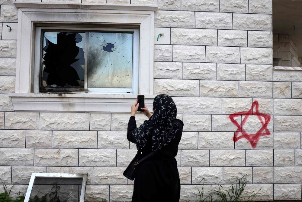 أليست النازية تلك المذابح التي يرتكبها اليهود ضد الفلسطينيين بالضفة الغربية؟