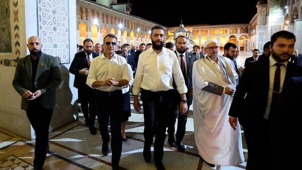 الشرع يستقبل ماكرون في القصر الرئاسي بعد سماع دوي انفجارات في دمشق