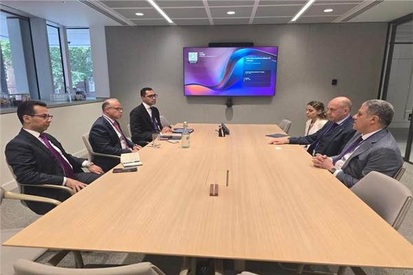 وزير الاستثمار يبحث مع شركة بريطانية توطين تكنولوجيا إشارات السكك الحديدية