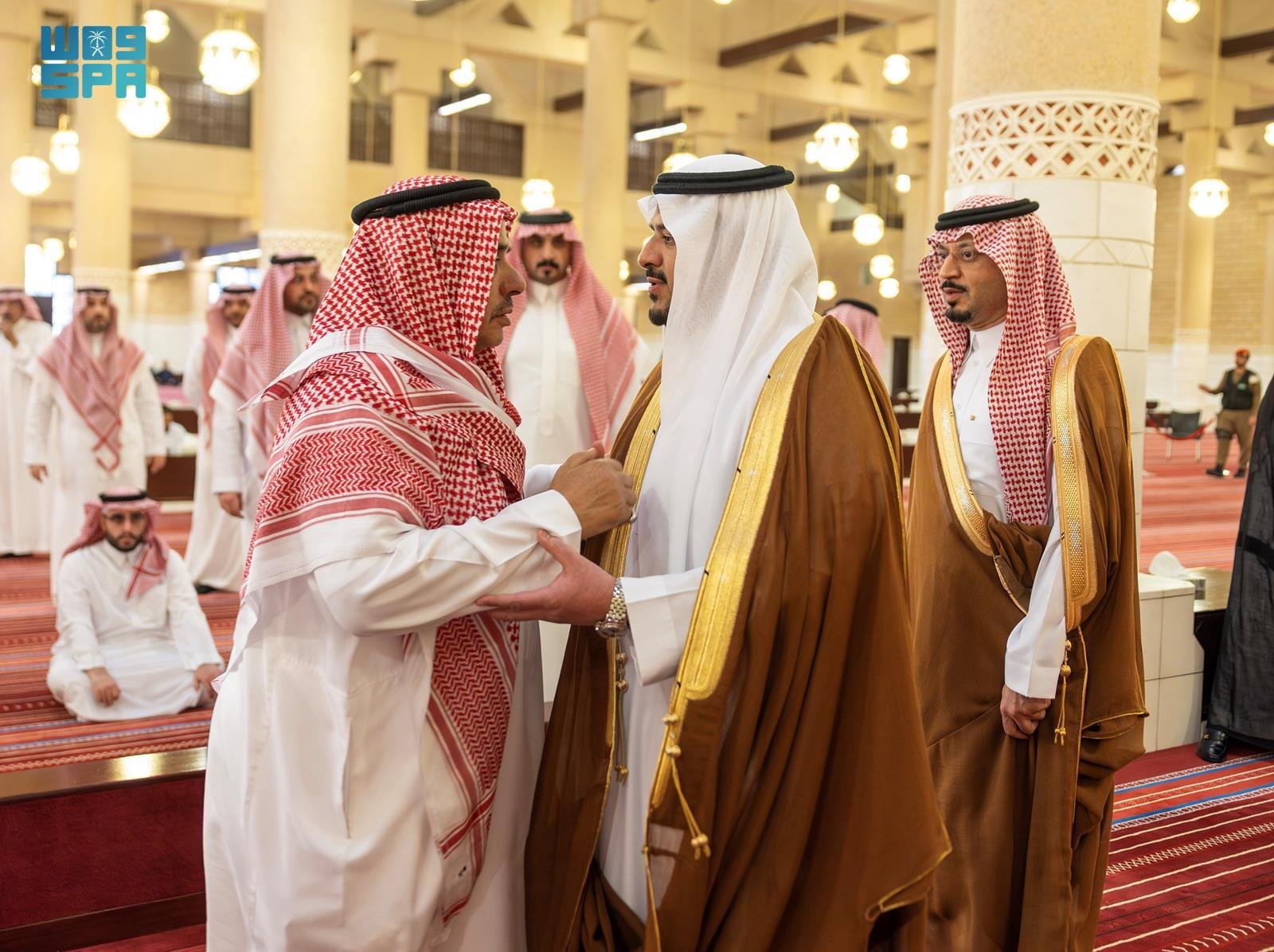 نائب أمير الرياض يؤدي صلاة الميت على الأميرة فوزية بنت سعود بن هذلول