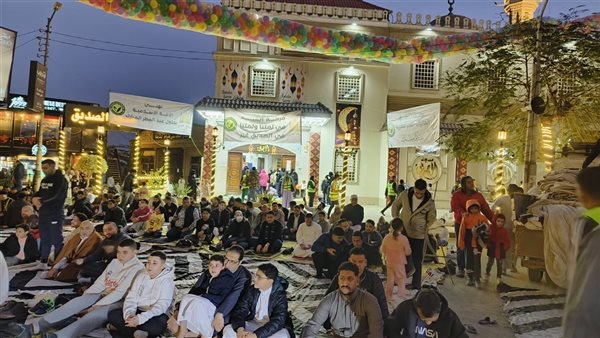 تكبيرات وشلالات البلالين جاهزة للانطلاق، مسجد الصديق بالمنصورة كامل العدد في صلاة العيد (فيديو وصور)