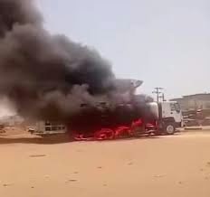 شاهد بالفيديو.. سائق "تانكر" وقود سوداني يقوم بعمل بطولي ويضحي بنفسه من أجل انقاذ محطة وقود من الإنفجار