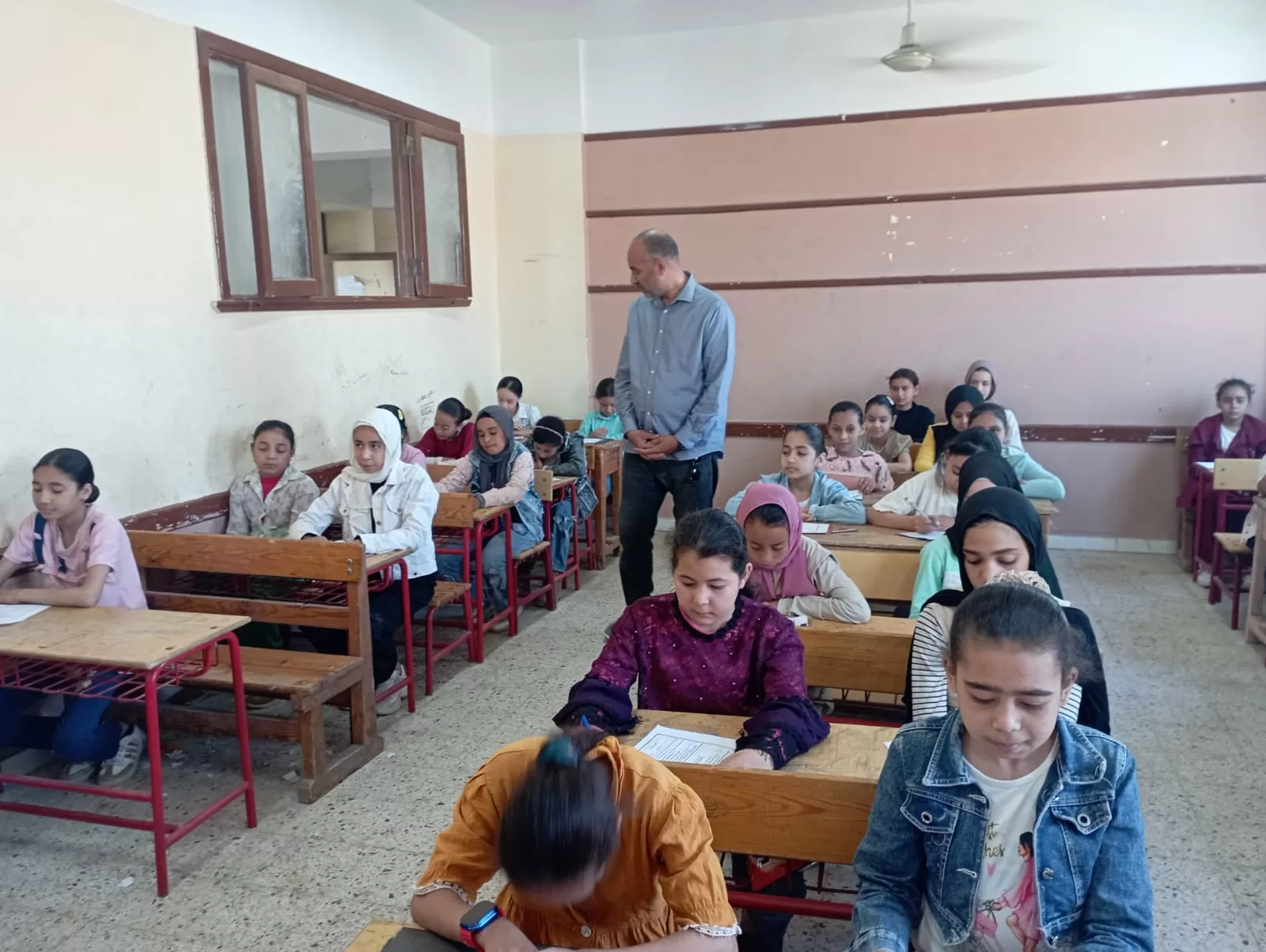 وكيل وزارة تعليم ببني سويف يتابع ختام امتحانات نهاية العام لسنوات النقل