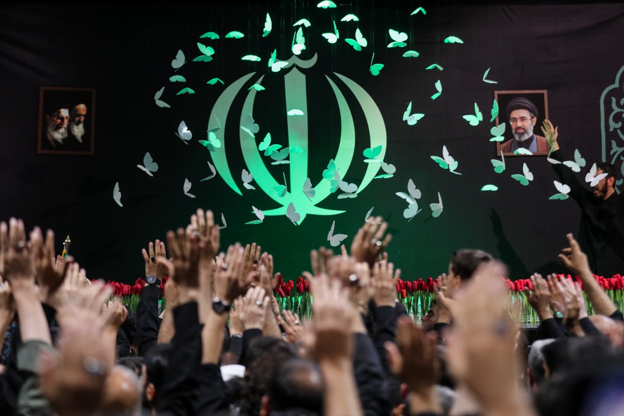 مراسم وداع جثمان الامام الشهيد السيد علي الخامنئي بجوار حسينيّة الإمام الخميني (قده)