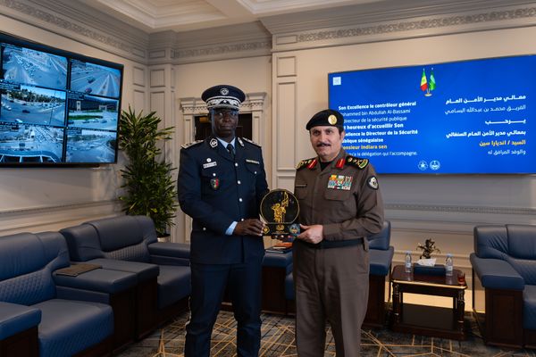 مدير الأمن العام يستقبل وفدًا أمنيًا من الجمهورية السنغالية