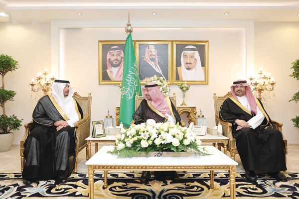 أمير نجران يطلع على توثيق الإجراءات الإدارية في الإمارة