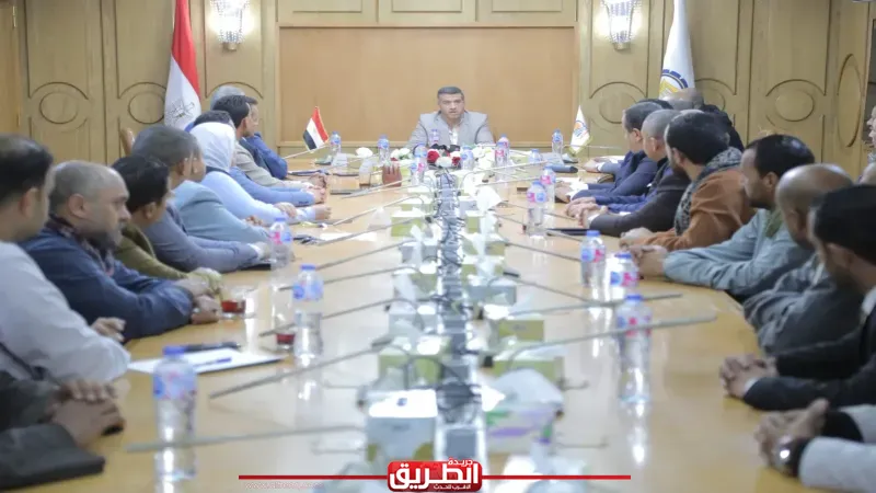 لضبط الأسواق.. محافظ قنا يجتمع مع أعضاء الغرفة التجارية وكبار التجار