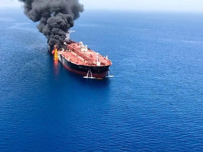 إصابة ناقلة بمقذوف شرقي ليما في عُمان