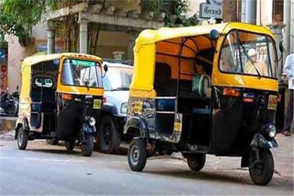 سائق توك توك يعتدي على قائد تروسيكل بسبب أولوية المرور بـ 6 أكتوبر