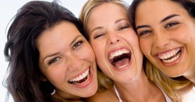 تتصرف إزاى لو اتعرضت لموقف محرج.. دراسة تنصح بالابتسامة لهذه الأسباب