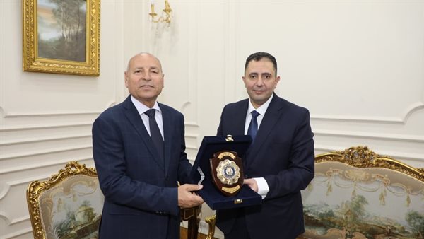 محافظ القاهرة يكرّم نائبه السابق بدرع المحافظة بعد تعيينه محافظًا لدمياط (صور)