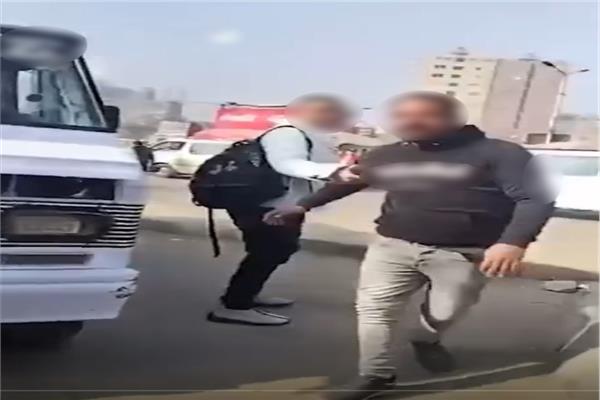 كشف ملابسات فيديو تعدي سائق ميكروباص بالسب في الجيزة وضبط المتهم