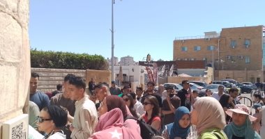 إقبال كثيف على المزارات السياحية بالإسكندرية وسط أجواء من البهجة