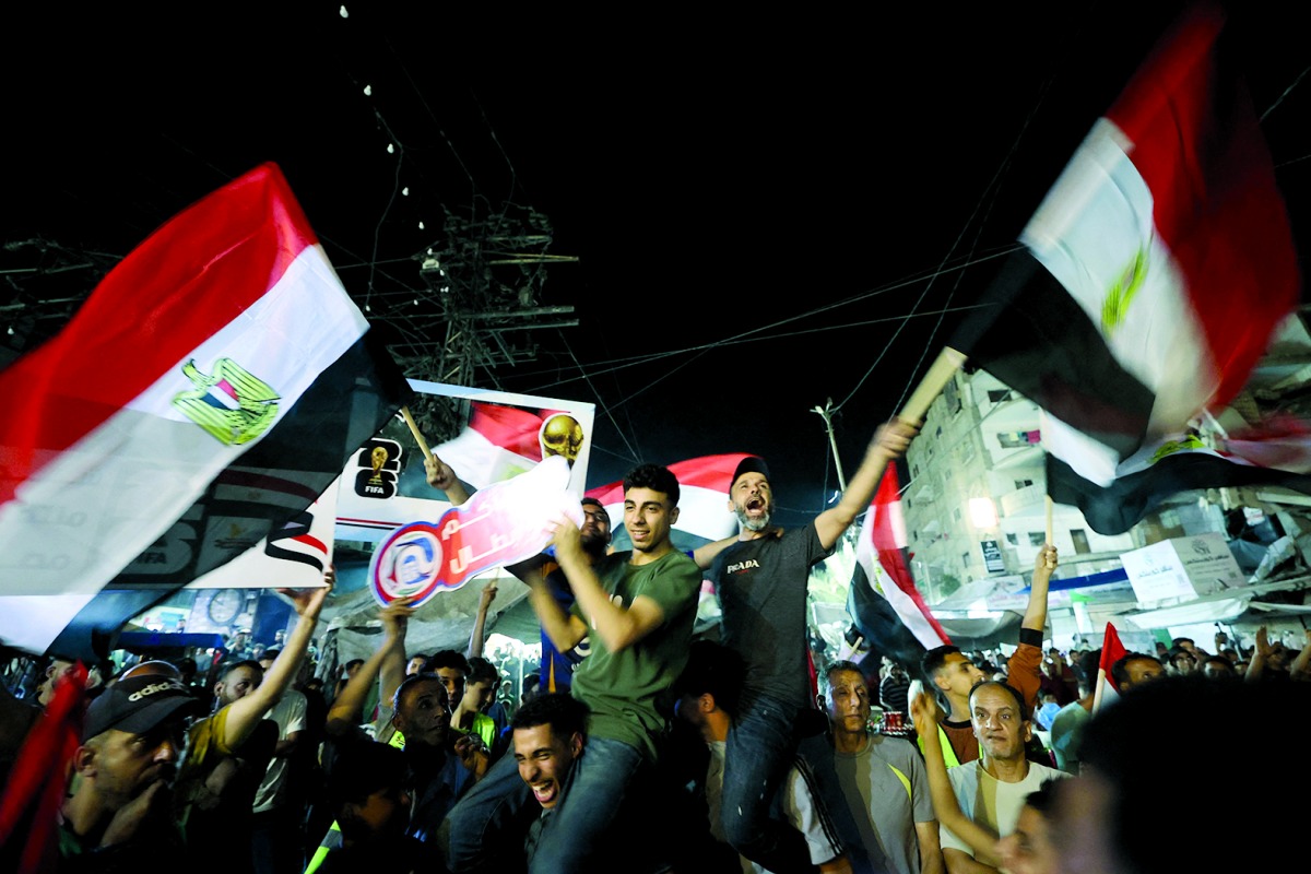 ‫ مصريون يحتفلون بتخطي بلادهم دور المجموعات