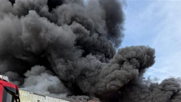 «سحب دخان تغطي ليفربول».. حريق هائل يلتهم منشأة لتدوير النفايات في بريطانيا واحتراق 700 طن كرتون