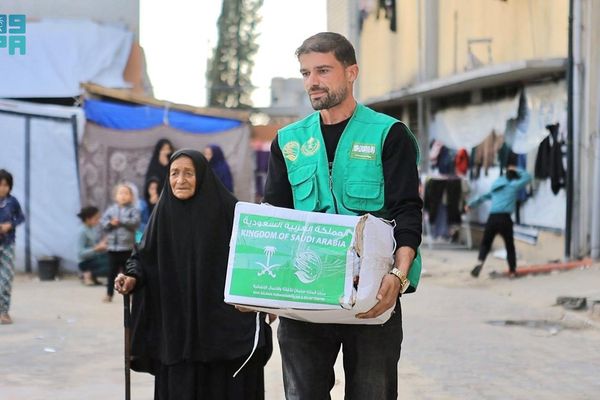 المملكة توزع سلالًا غذائية على الأسر النازحة في خان يونس بغزة