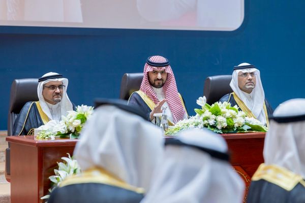 نائب أمير المنطقة الشرقية يرعى حفل تخريج الدفعة 21 من طلاب كلية المجتمع بالدمام